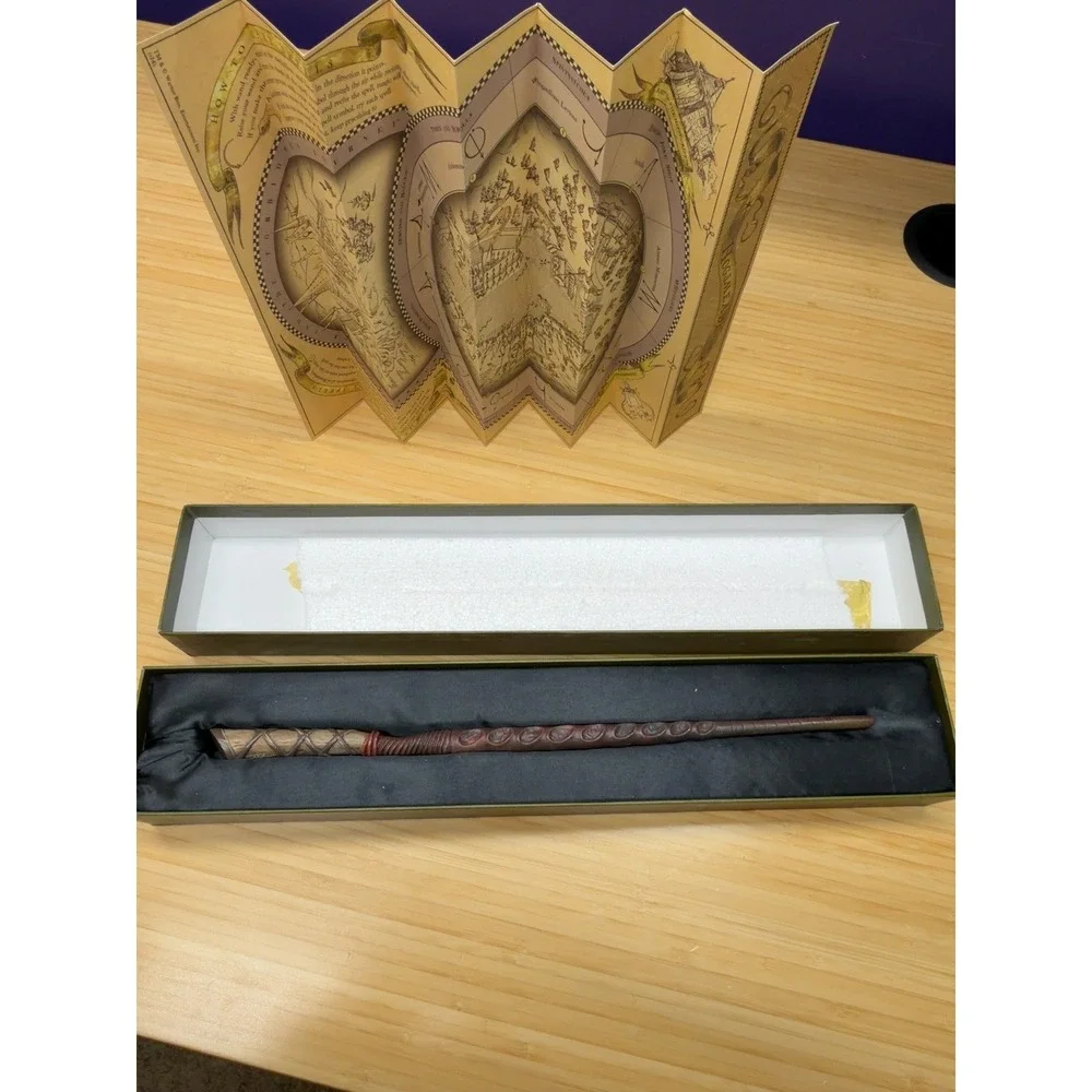 Harry Potter Ollivanders Holly 8 Wand Box & Spell Map 2009 Warner Bros